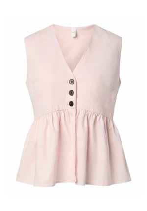 Rukávů lehká růžová halenka s výstřihem do V, třemi černými knoflíky vpředu a nashromážděným detailem v pase.