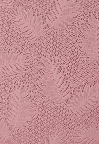 Roze gebreide stof met een bladpatroon, featuring open en gestructureerde weefsels, die een delicate en luchtige uitstraling creëert.