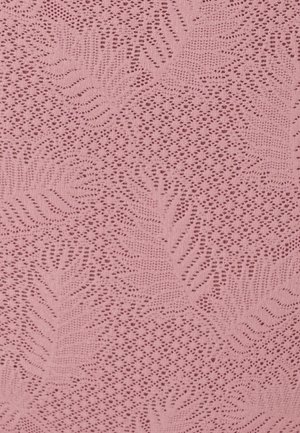 Tessuto di maglia rosa con un motivo a foglia caratterizzato da trame aperte e testurizzate, creando un aspetto delicato e arioso.
