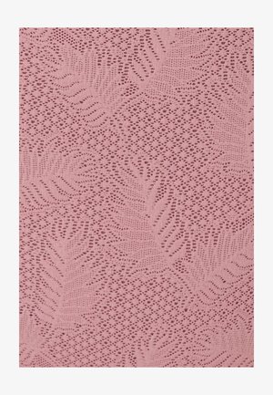 Tejido de punto rosa con un patrón de hojas que presenta tejidos abiertos y texturizados, creando una apariencia delicada y etérea en todo su conjunto.