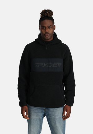 Zwarte fleece hoodie met een kangoeroe-zak en een matte zwarte panel met het "SPYDER" logo. Voorzien van een trekkoord-hoed en een textuurstof.