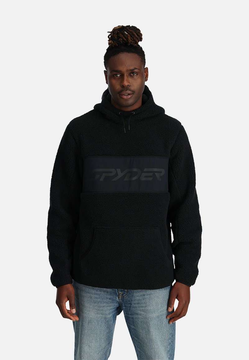 Felpa nera in pile con tasca a marsupio e un pannello nero opaco con il logo "SPYDER". Include un cappuccio con coulisse e un tessuto testurizzato.