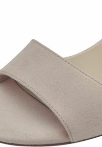 Beige Wildledersandale mit breitem Oberriemen, glatter Textur, offenem Design und leicht geschwungener Form für zusätzlichen Komfort.