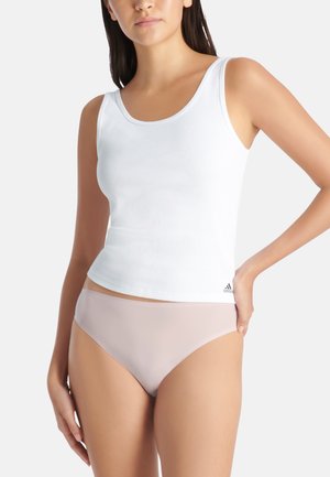 Débardeur blanc à côtes avec un décolleté rond et un petit logo à l'ourlet, associé à des culottes transparentes rose clair.