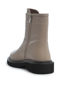 Cesare Gaspari Tronchetti - beige