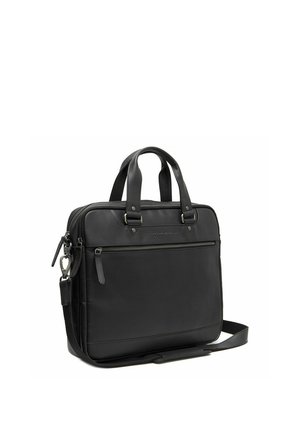 Schwarze Leder-Aktentasche mit zwei Griffen, vorderer Reißverschlusstasche und abnehmbarem Schultergurt, schräg auf weißem Hintergrund dargestellt.