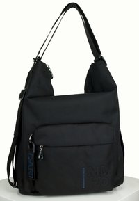 Borsa a spalla in tessuto nero con superficie texture, ampio scomparto principale, tasca anteriore con zip e dettaglio logo blu discreto. Tracolla regolabile.