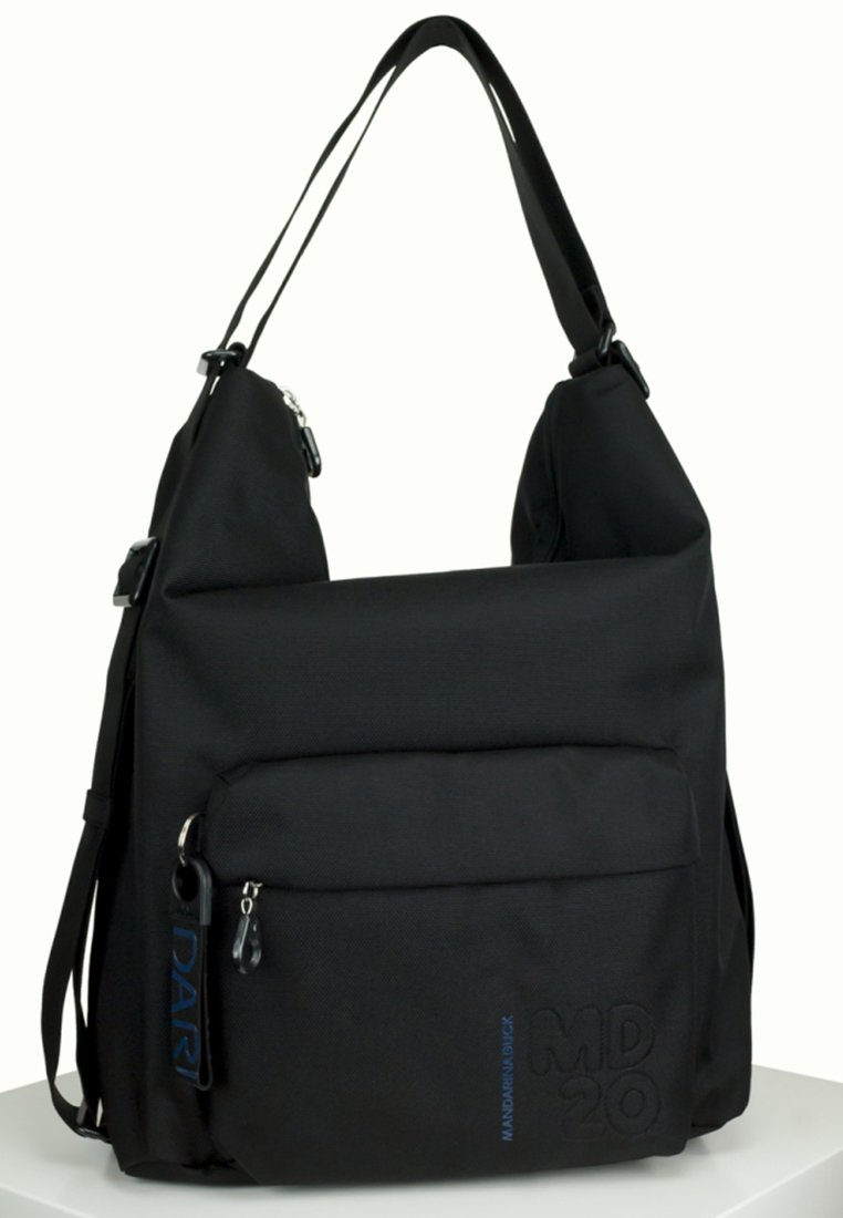 Borsa a spalla in tessuto nero con superficie texture, ampio scomparto principale, tasca anteriore con zip e dettaglio logo blu discreto. Tracolla regolabile.
