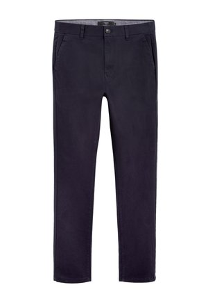 Chinos bleu marine slim fit avec passants pour ceinture, fermeture par bouton, braguette zippée et poches latérales avant, présentés sur fond blanc.