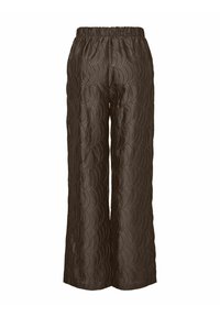 Pantalones de pierna ancha marrones con un patrón de ondas texturizado, cinturilla elástica y tejido suave. Presentan un ajuste relajado y son de longitud completa.