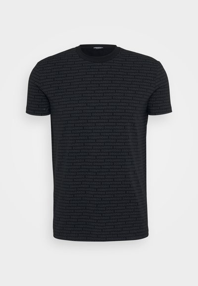 T-shirt noir à manches courtes présentant un motif texturé du logo "DSQUARED2" en une nuance de noir légèrement plus claire. Encolure ronde classique.