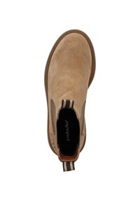 Botín Chelsea de ante beige con laterales elásticos, punta redonda y suela de goma marrón. Presenta una tira de tiro a rayas en el talón.