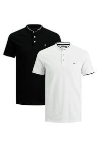 Twee kortemouwen polo shirts in zwart en wit, met een knoopsluiting kraag, contrasterende afwerkingen en een minimalistisch logo op de borst.
