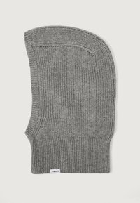 Pasamontañas de punto acanalado gris con una pequeña etiqueta blanca del logo ARKK en el dobladillo, diseñado para cubrir la cabeza y el cuello.