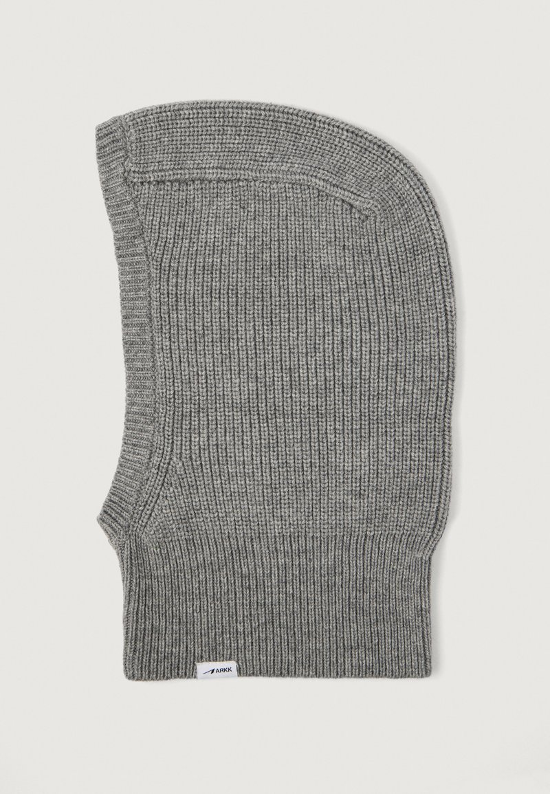 Pasamontañas de punto acanalado gris con una pequeña etiqueta blanca del logo ARKK en el dobladillo, diseñado para cubrir la cabeza y el cuello.