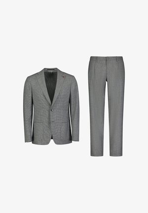 Szary garnitur w wzór z marynarką z wyłogami, posiadający dwie kieszenie oraz dopasowane, zwężane spodnie, wykonany z gładkiego, teksturowanego materiału.