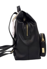 Zaino in pelle nera con parte superiore arricciata e dettagli della cerniera dorati. Include un vano zip più piccolo. Texture liscia e spallacci regolabili.