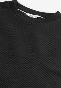 Next VERTICAL  - Nyomott mintás póló - black