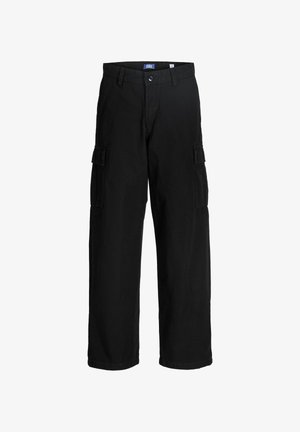 Szürke pulóver fekete "JACK & JONES" logóval, fekete cargo nadrággal és fehér sportcipőkkel párosítva, laza fazonnal és bordázott mandzsettával.