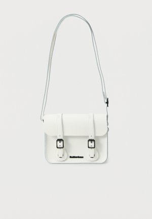 Biała skórzana torba listonoszka z dwoma przednimi paskami z klamrami i regulowanym paskiem na ramię na jednolitym tle.