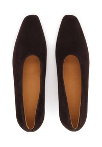 Mocassini in suede marrone con punta quadrata, solette in pelle liscia e cut-out laterali per un design moderno. Ideali per abbigliamento formale o casual.