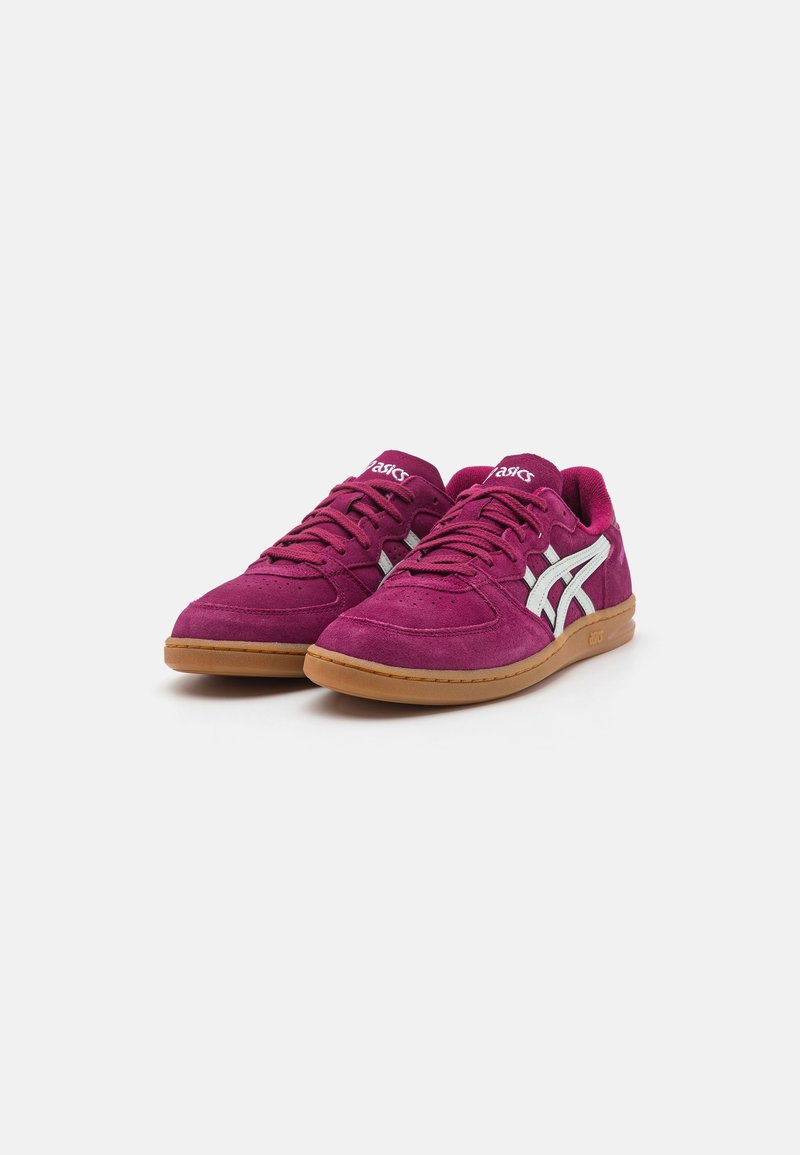 Baskets en suède violet avec des marques et accents blancs. Dotées d'une semelle en caoutchouc, d'un bout rond et de lacets. Détails cousus autour de la chaussure.