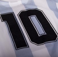 Witte en lichtblauwe gestreepte stof met een opvallend zwart nummer "10" met een witte rand. Zachte textuur, standaard T-shirt ontwerp.