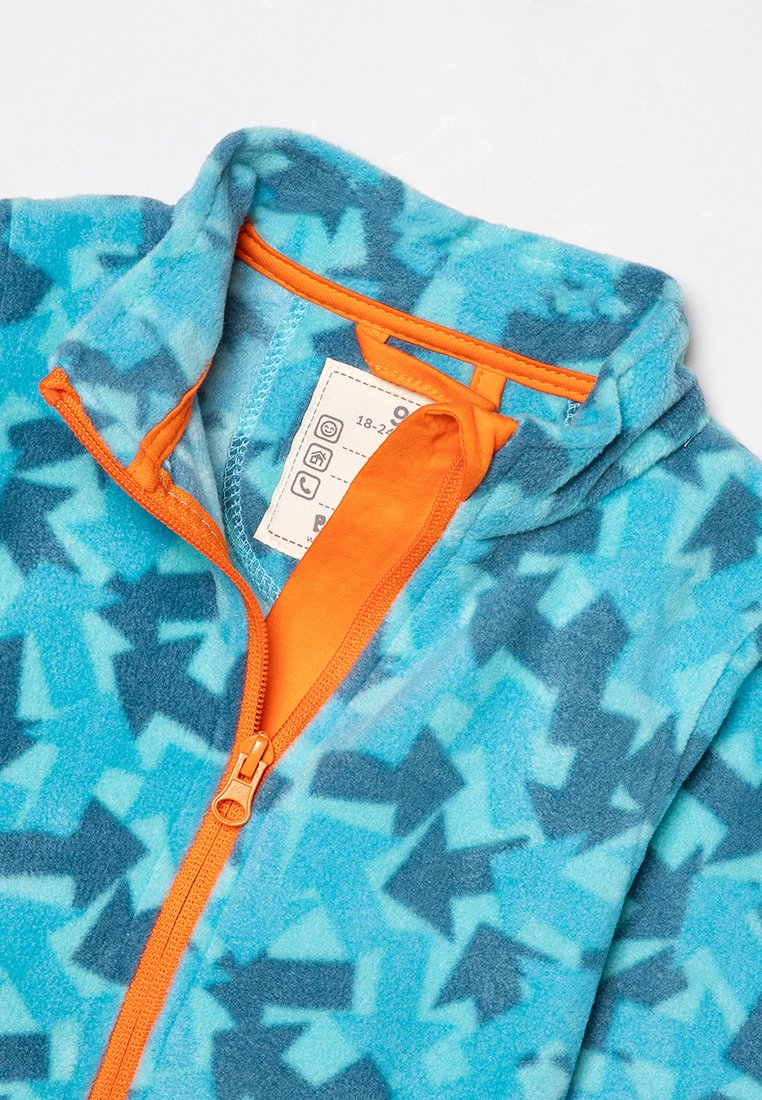 Fleecejacke in Blau und Türkis mit Pfeilmustern. Verfügt über einen orangenen Reißverschluss und Besätze. Enthält eine Kapuze und ein sichtbares Pflegeetikett.