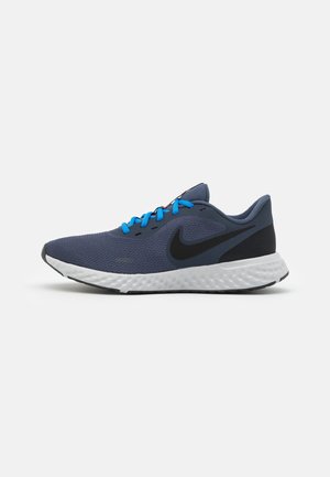 Donkerblauwe hardloopschoen voor heren met felblauwe veters, zwarte Nike-swoosh en witte gestructureerde zool op een effen achtergrond.
