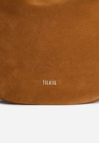 Borsa a tracolla in camoscio marrone con una texture liscia, caratterizzata da un logo metallico dorato "T CLASSE" ben visibile.