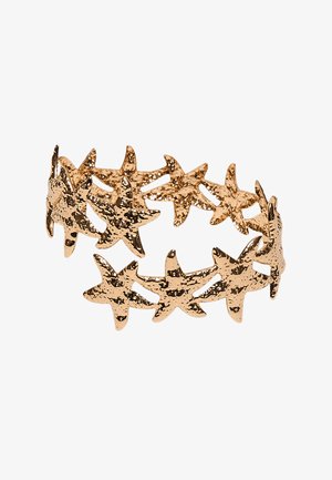 Bracelet ton doré composé de formes d'étoiles de mer liées avec une texture martelée, formant un design circulaire ouvert.