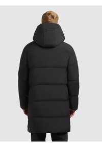 Giacca piumino nera con cappuccio, caratterizzata da un design trapuntato e una lunghezza media. Tessuto morbido e stile minimalista con un marchio discreto.