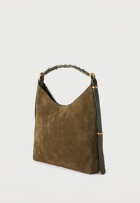 Καφέ σατινέ τσάντα χειρός με πλεκτό χερούλι και ρυθμιζόμενο μαύρο δερμάτινο λουράκι ώμου με χρυσά μεταλλικά μέρη.