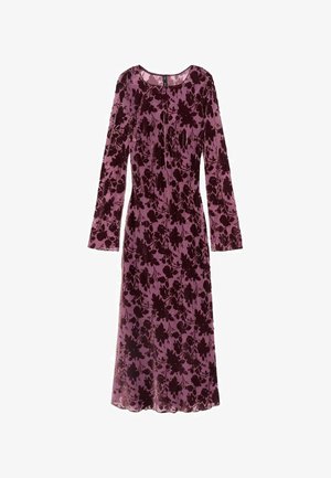 Vestito a maniche lunghe in tessuto viola chiaro con motivo floreale bordeaux scuro. Presenta un colletto tondo e una texture fluida e trasparente.