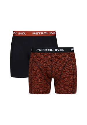 Zwei Paare Herrenboxershorts. Ein Paar ist schwarz mit einem roten "PETROL IND." Bund; das andere hat ein oranges geometrisches Muster mit einem schwarzen Bund.