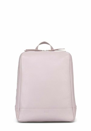 Sac à dos rectangulaire en cuir rose avec une finition texturée, une poignée supérieure et une fermeture éclair. Un logo discret est situé en bas.