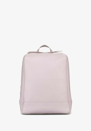 Sac à dos rectangulaire en cuir rose avec une finition texturée, une poignée supérieure et une fermeture éclair. Un logo discret est situé en bas.