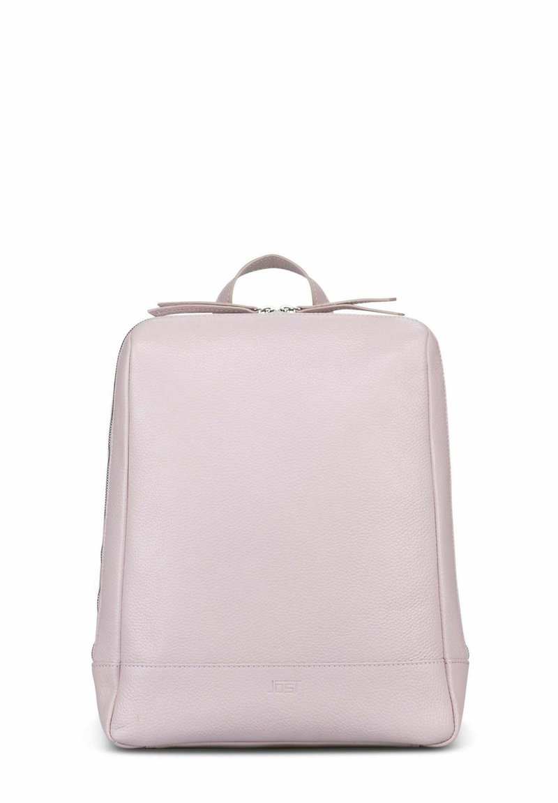 Sac à dos rectangulaire en cuir rose avec une finition texturée, une poignée supérieure et une fermeture éclair. Un logo discret est situé en bas.