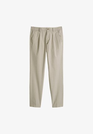 Beżowe, casualowe spodnie z przednim guzikiem i zamkiem błyskawicznym, elastycznymi bokami w pasie oraz skośnymi przednimi kieszeniami, prezentowane na białym tle.