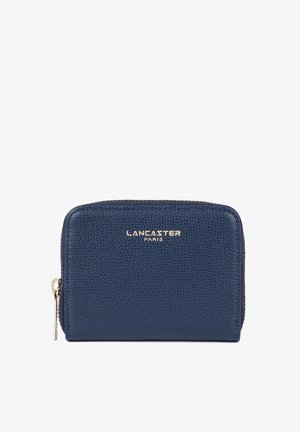Navyblauwe leren portemonnee met een gestructureerd oppervlak, gouden beslag en een ritsluiting. Kenmerkt zich door het prominente "Lancaster Paris"-logo.