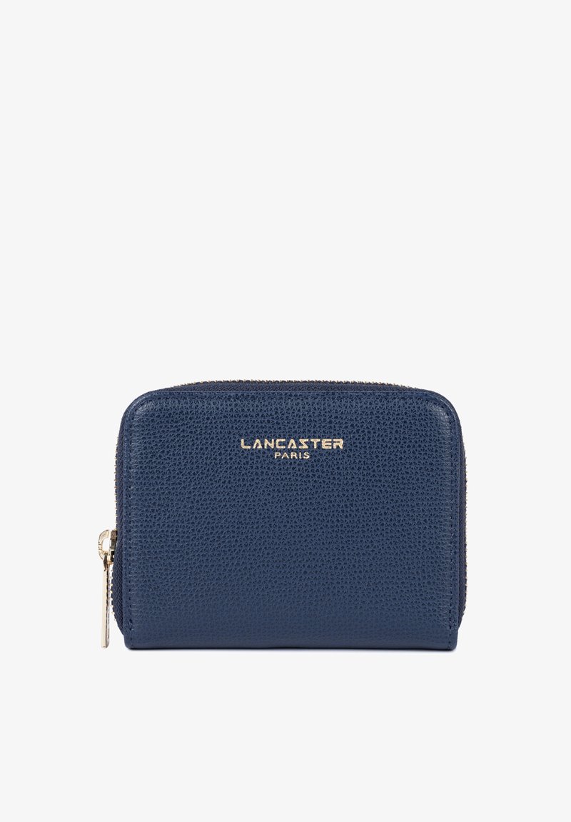 Portafoglio in pelle di colore blu navy con superficie texturizzata, hardware dorato e chiusura a zip. Presenta in modo prominente il logo "Lancaster Paris".