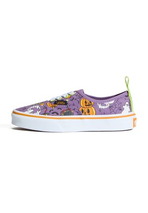 Baskets Vans violettes avec des motifs sur le thème d'Halloween comprenant des citrouilles, des fantômes, des toiles d'araignée et des dents, lacets blancs et bordure orange sur la semelle.