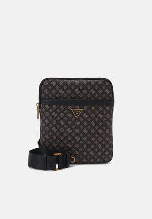 Sac bandoulière noir à motif avec fermeture éclair, présentant un détail logo doré et une bandoulière en tissu ajustable. Matériau synthétique texturé.