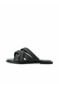 Sandalo scivoloso in pelle nera con fascette incrociate, suola piatta e design minimalista. Texture liscia con una leggera lucentezza.