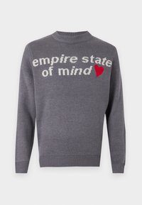 Szary sweter z dzianiny z napisem "empire state of mind" w białym kolorze i akcentem czerwonego serca. Okrągły dekolt oraz ściągacze na końcach rękawów i u dołu.