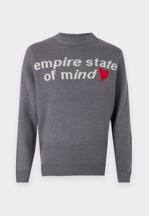 Grå stickad tröja med texten "empire state of mind" i vit färg och med ett rött hjärta som accent. Rundad halsringning och ribbad nederkant samt ärmslut.