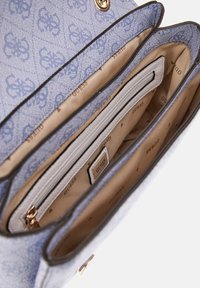 Guess NOELLE CONVERTIBLE FLAP - Borsa a mano - himmelblau