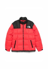 Giacca a vento rossa con spalla nera, chiusura zip e due tasche laterali. Realizzata in materiale trapuntato, con colletto alto e dettaglio del logo.