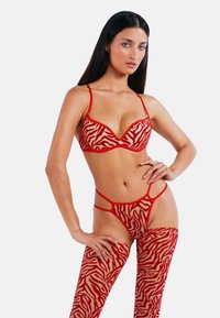 Rot-beige Wäsche Set mit Zebra-Muster, ausgestattet mit verstellbaren Trägern, durchscheinendem Stoff und Ausschnitten im BH und in den Oberschenkelstrümpfen.