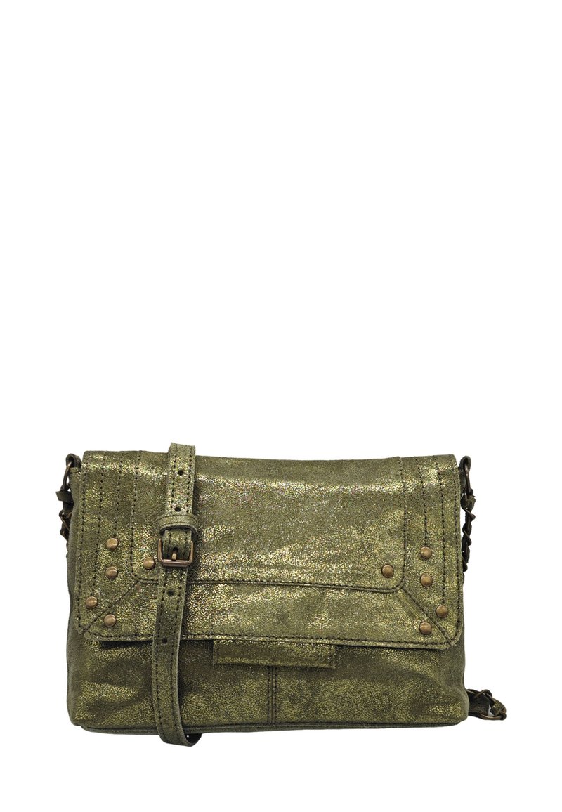 Sac bandoulière vert métallique avec une finition texturée, présentant un rabat, des accents cloutés et une bandoulière détachable.